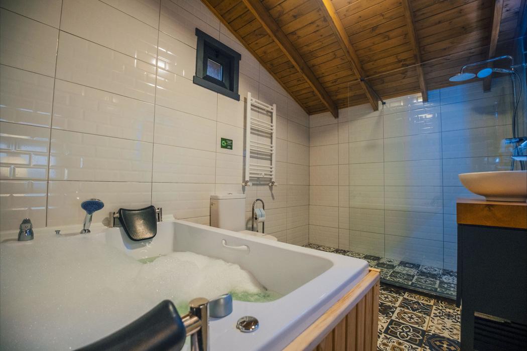 Gol Manzarali Isitmali Havuzlu Standart Bungalov - Resim 2